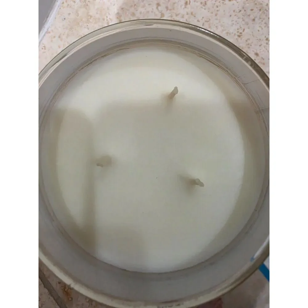New Bath and Body Works Snowday Candle - Picture 3 of 3
